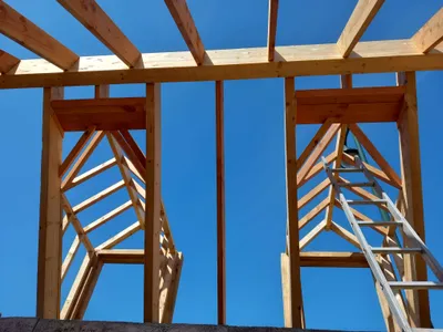 Travaux de charpente avec lucarnes vus de l'intérieur